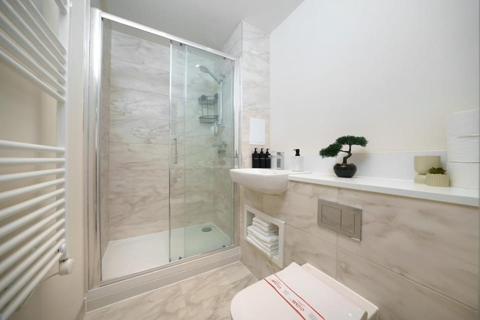 Private Cinema Lounge I 2BR Luxury Stay I Sleeps 8 Apartment in Harrow