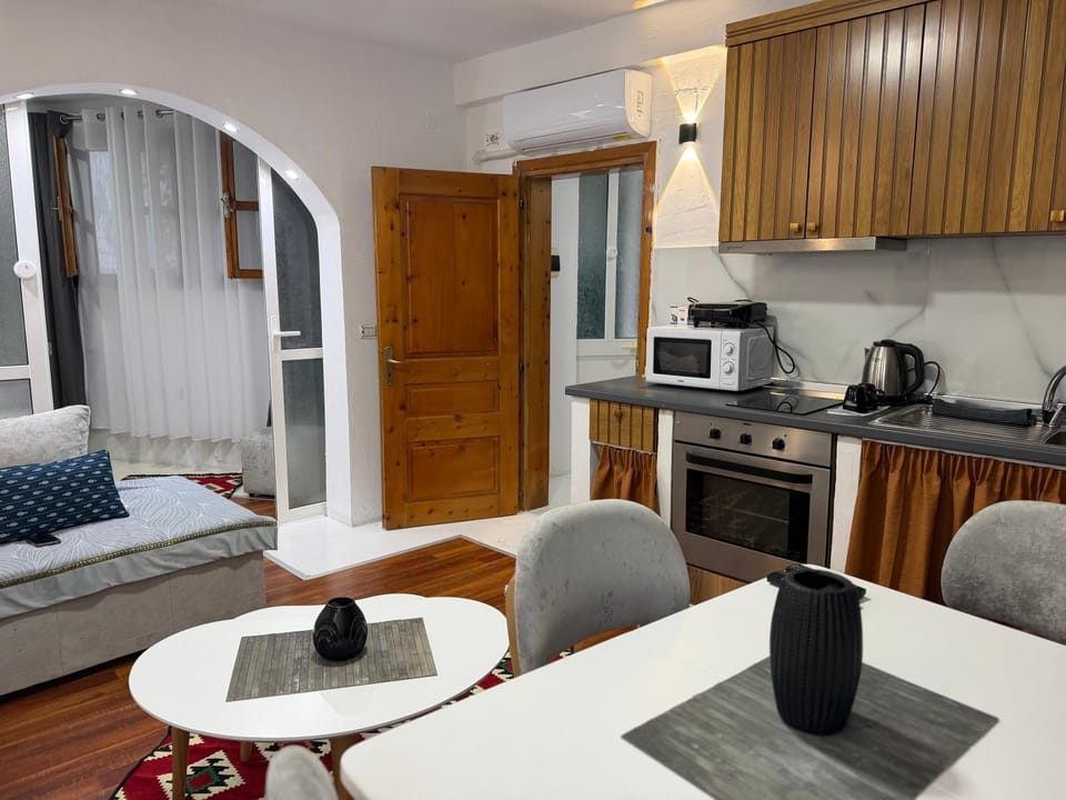Kitchen or kitchenette, Seating area, Dining area, toaster