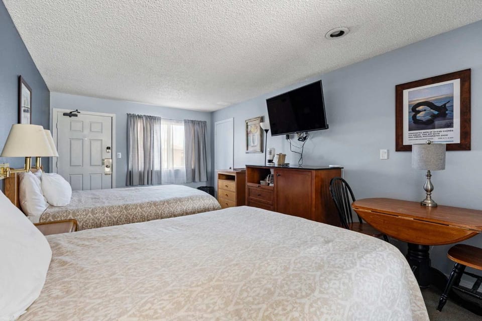 Pet Friendly Studio for 4 Pool and Hot Tub House in Ocean Shores