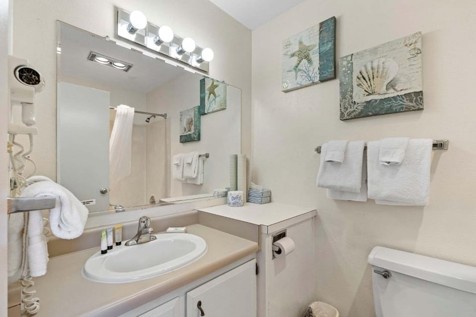 Pet Friendly Studio for 4 Pool and Hot Tub House in Ocean Shores