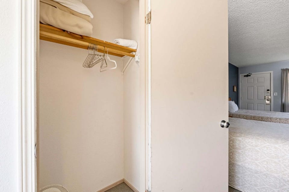 Pet Friendly Studio for 4 Pool and Hot Tub House in Ocean Shores