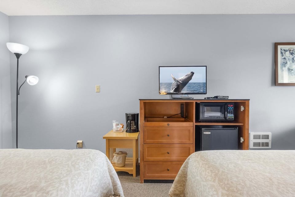 Pet Friendly Oceanfront Condo - Two Queen Beds - Pool and Hot Tub House in Ocean Shores