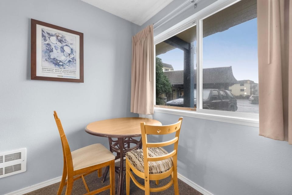 Pet Friendly Oceanfront Condo - Two Queen Beds - Pool and Hot Tub House in Ocean Shores