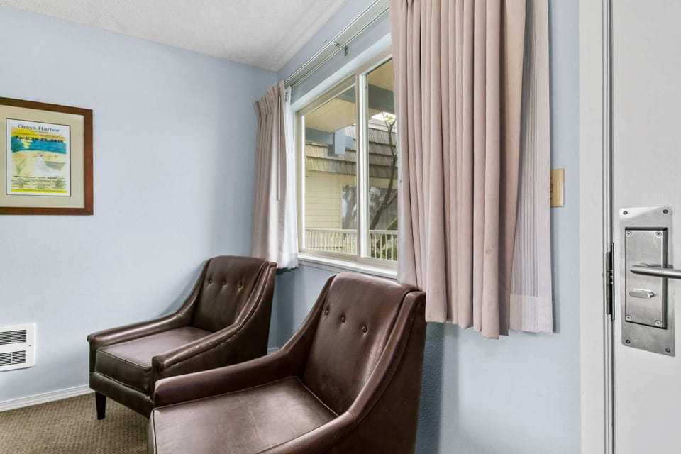 Pet-Friendly Hotel Room for 4 - Pool and Hot Tub House in Ocean Shores