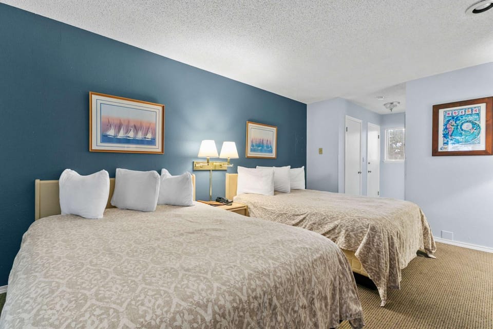 Pet-Friendly Hotel Room for 4 - Pool and Hot Tub House in Ocean Shores
