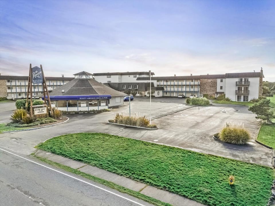Ground floor Studio - Two Queen Beds - Pool and Hot Tub Inn in Ocean Shores