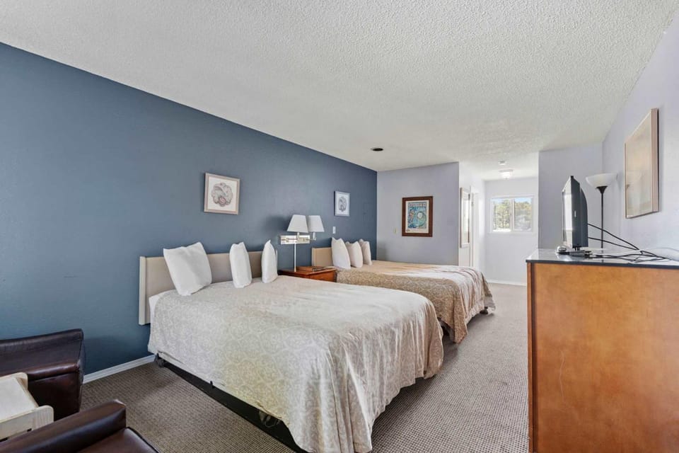 Ground floor Studio - Two Queen Beds - Pool and Hot Tub Inn in Ocean Shores