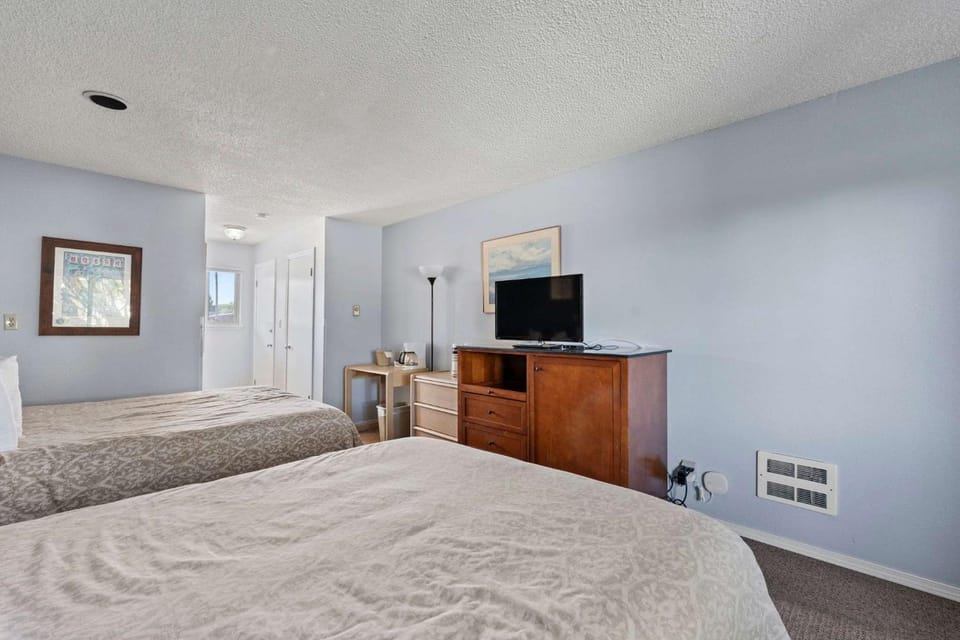 Ground floor Studio - Two Queen Beds - Pool and Hot Tub Inn in Ocean Shores