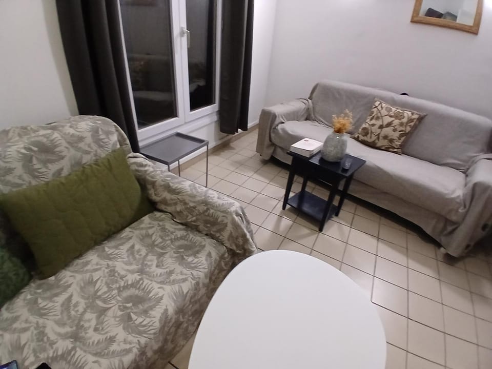 Gorgeous appartement,gare Montparnasse 1 minute,5 minute Eiffel tour and Louvre meusm ,amusing place Apartment in Paris