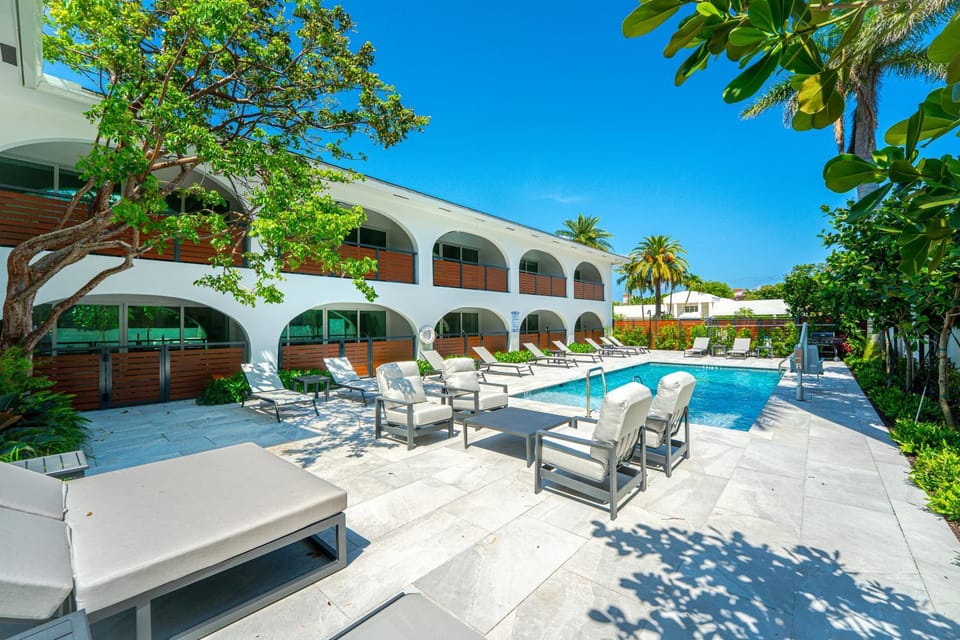 Property building, Patio, Day, Garden, Garden view, Pool view, Swimming pool, sunbed
