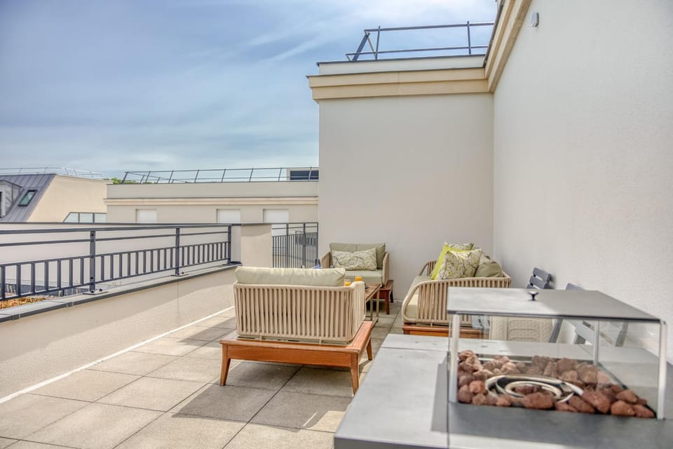 Property building, Patio, Balcony/Terrace