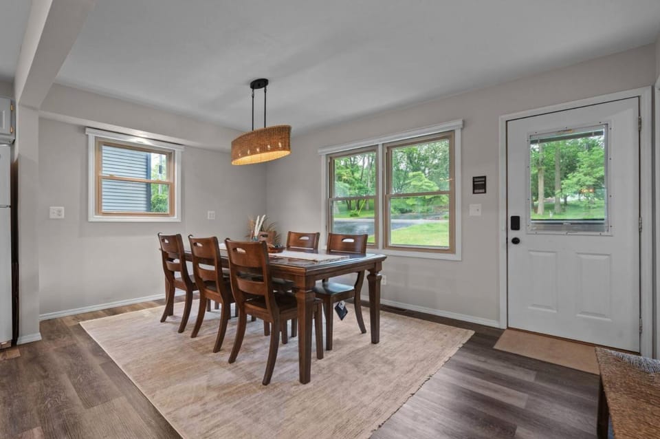 Anchors Away, Modern Lakefront with Beach, Dock, Kayaks, Cornhole House in Michigan