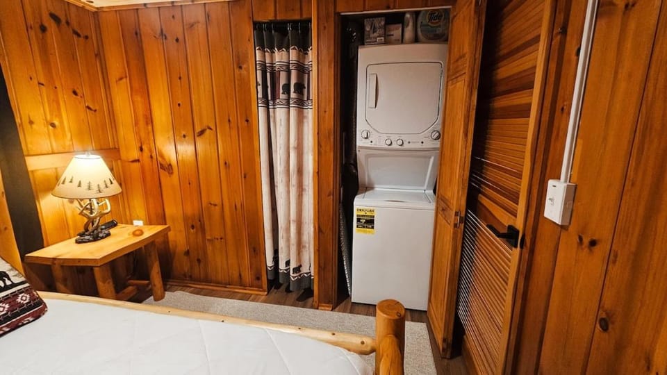 The Bear Den-Abuts Public Land-High Speed Internet House in Michigan