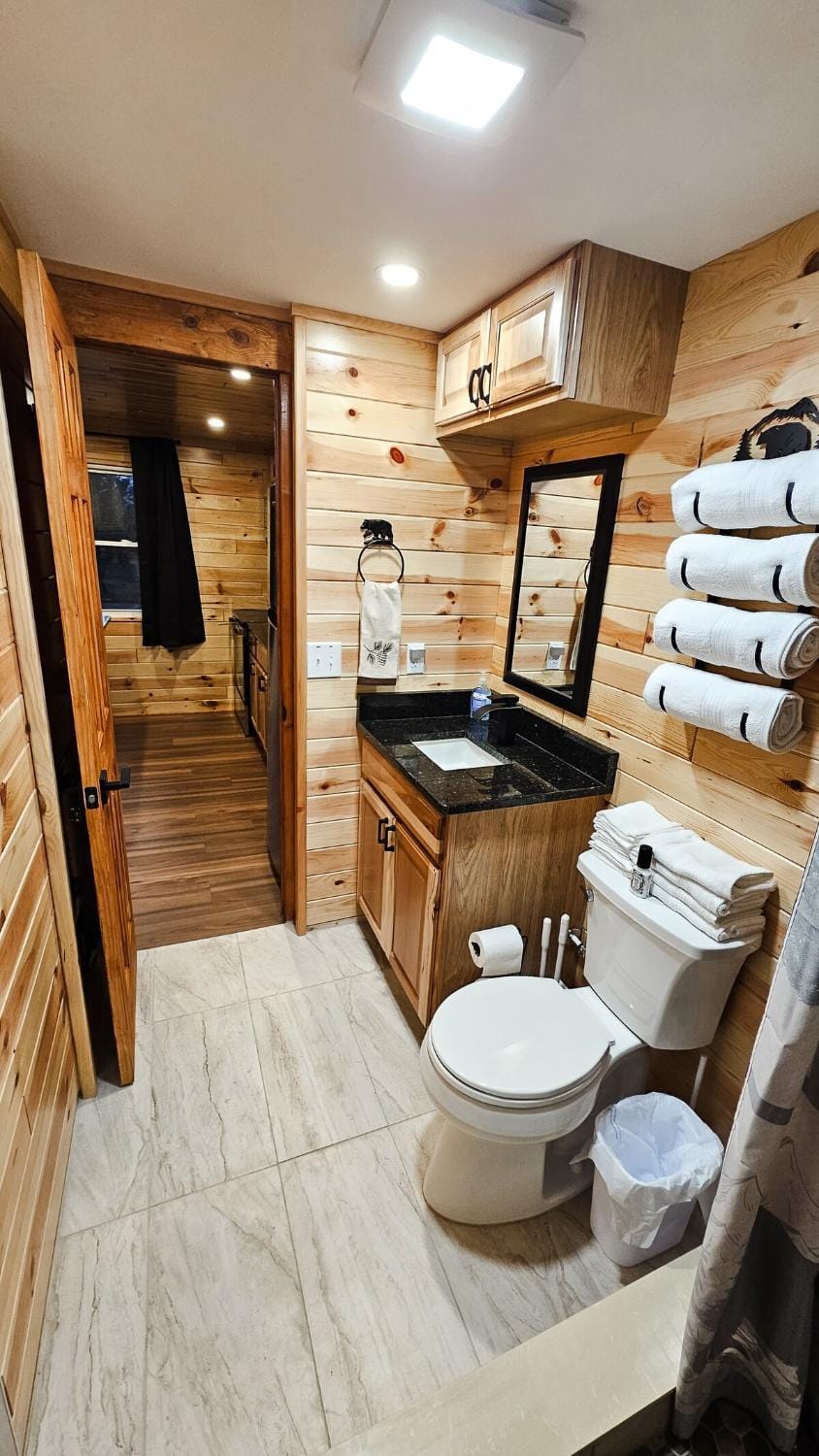 The Bear Den-Abuts Public Land-High Speed Internet House in Michigan