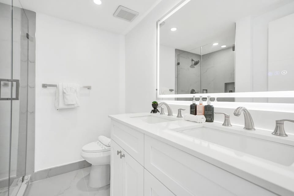Shower, Toilet, Bathroom, towels