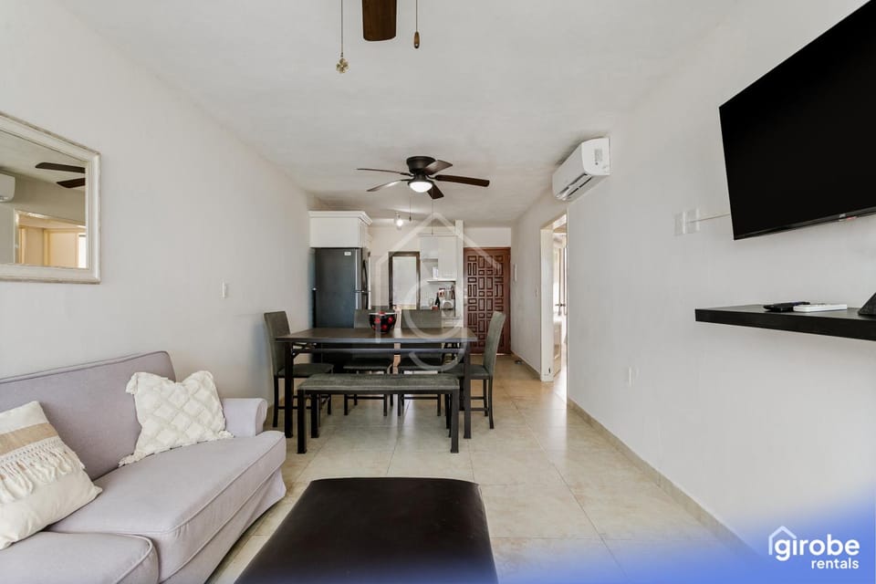 Communal lounge/ TV room, TV and multimedia, Living room, Seating area, Dining area, Evening entertainment, air conditioner