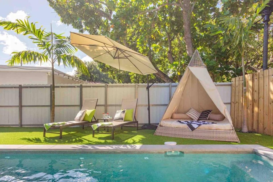 Modern Design District Wynwood TH w/Heated Pool House in Miami