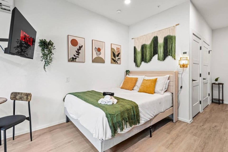 Bishop Arts Getaway, Yoga, Gym, Entertainment Apartment in Dallas