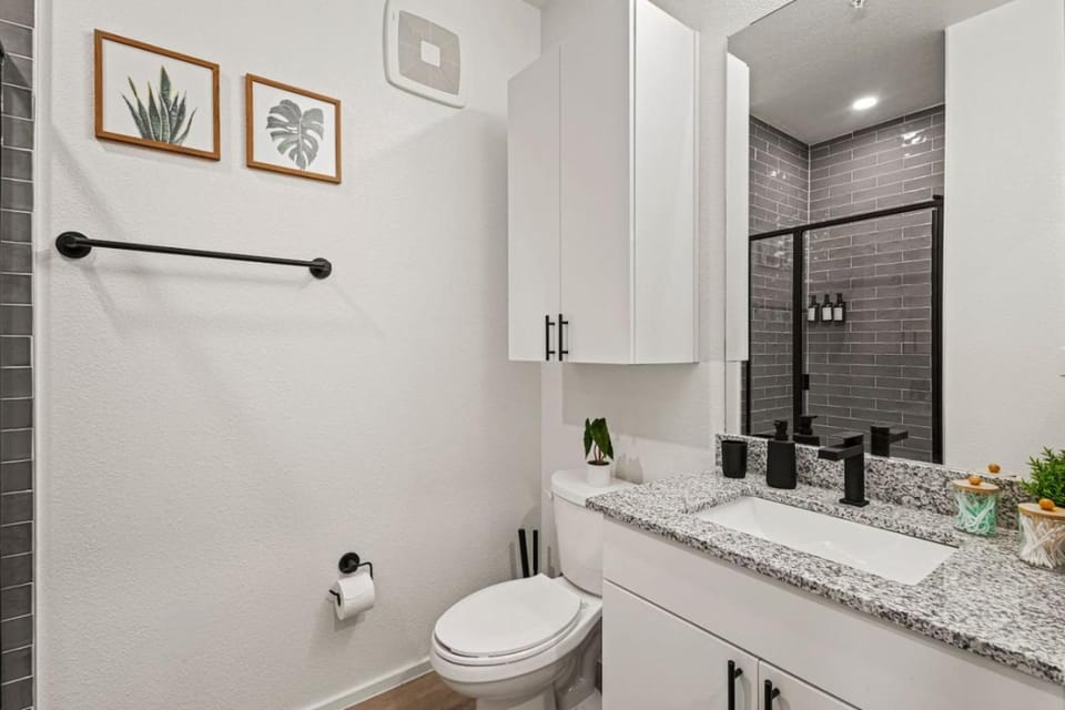 Bishop Arts Getaway, Yoga, Gym, Entertainment Apartment in Dallas