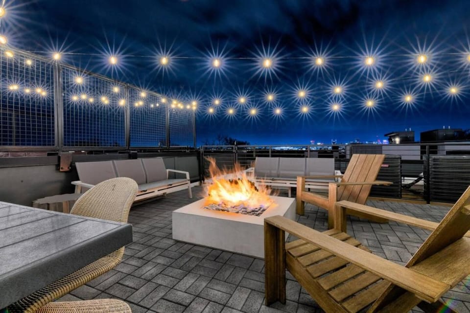 Luxury Downtown Views - Rooftop - Hot Tub - Garage House in East Nashville