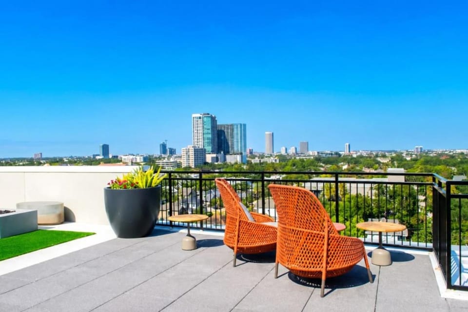 Sleek DT Suite Rooftop, Pool, Gym Access Apartment in Houston