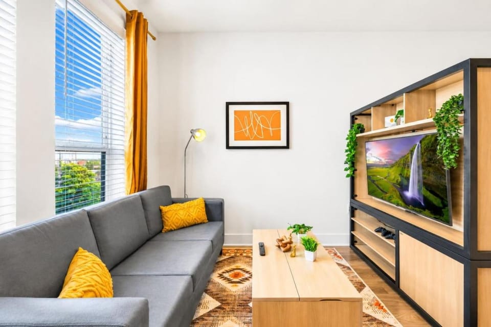 Sleek DT Suite Rooftop, Pool, Gym Access Apartment in Houston