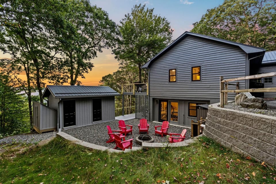 Longview Lodge House in Brushy Fork