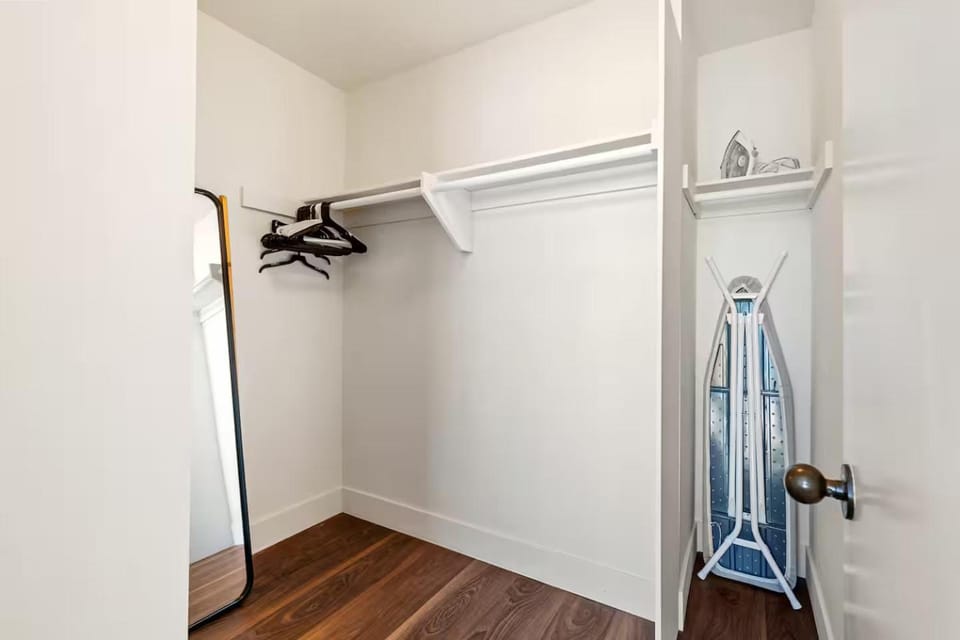 Walk to the beach with parking House in Mission Bay