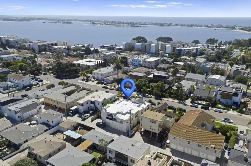 Walk to the beach with parking House in Mission Bay