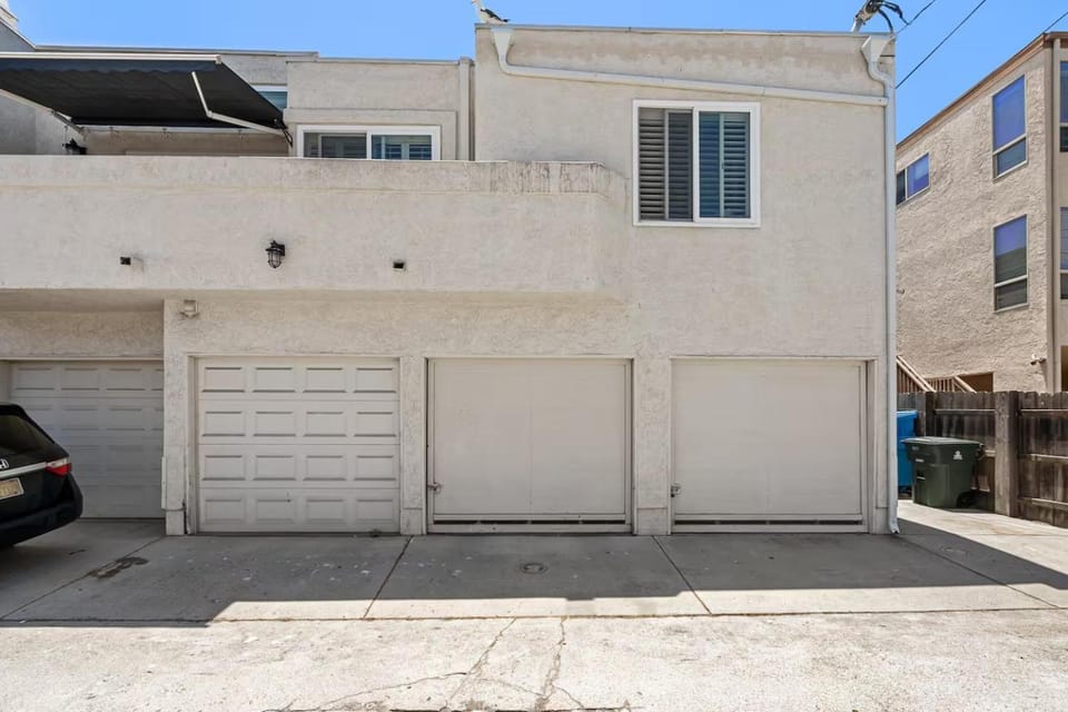 Walk to the beach with parking House in Mission Bay