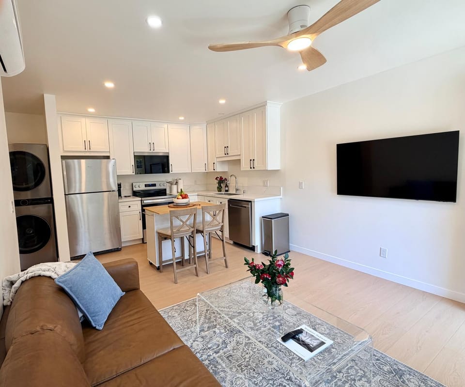 Modern Detached Guesthouse - Quiet Encino Oasis Bed and Breakfast in Sherman Oaks