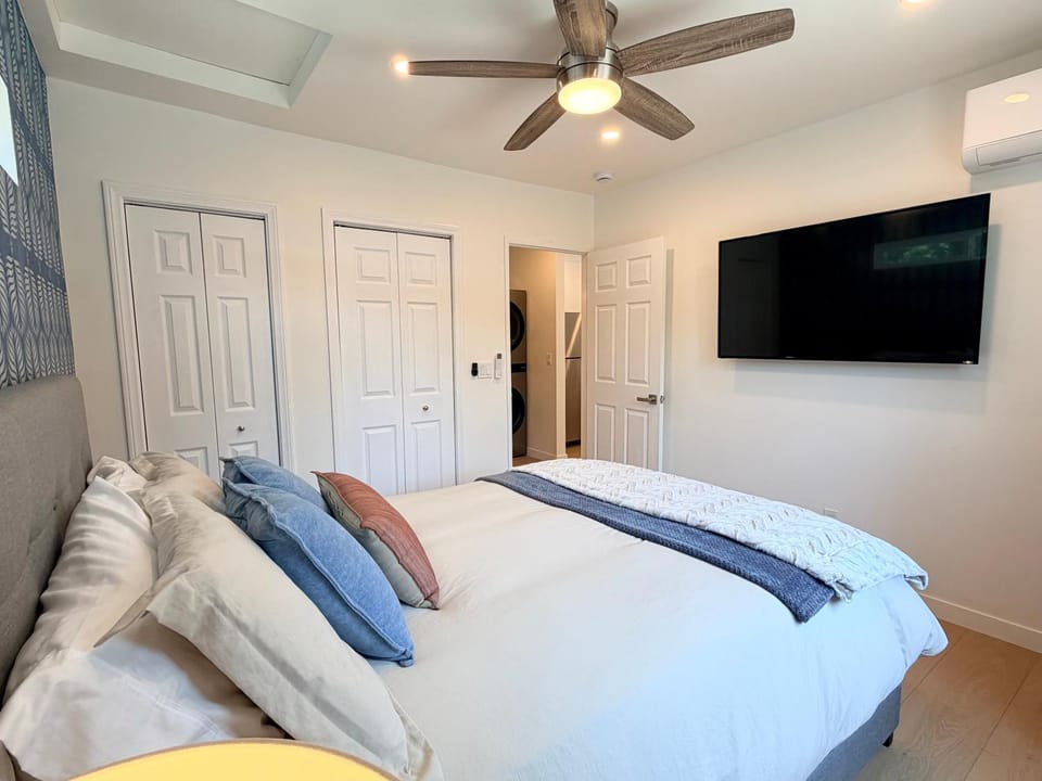 Modern Detached Guesthouse - Quiet Encino Oasis Bed and Breakfast in Sherman Oaks