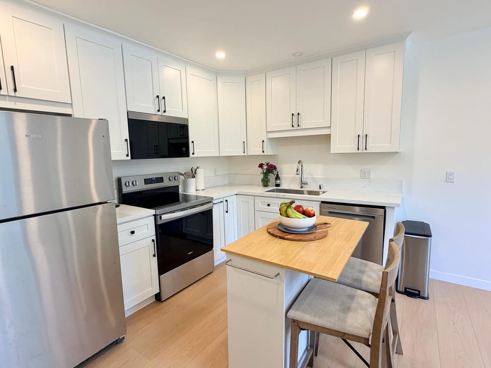 Modern Detached Guesthouse - Quiet Encino Oasis Bed and Breakfast in Sherman Oaks
