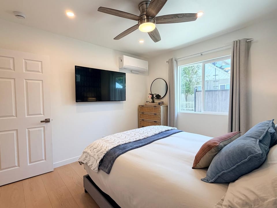 Modern Detached Guesthouse - Quiet Encino Oasis Bed and Breakfast in Sherman Oaks