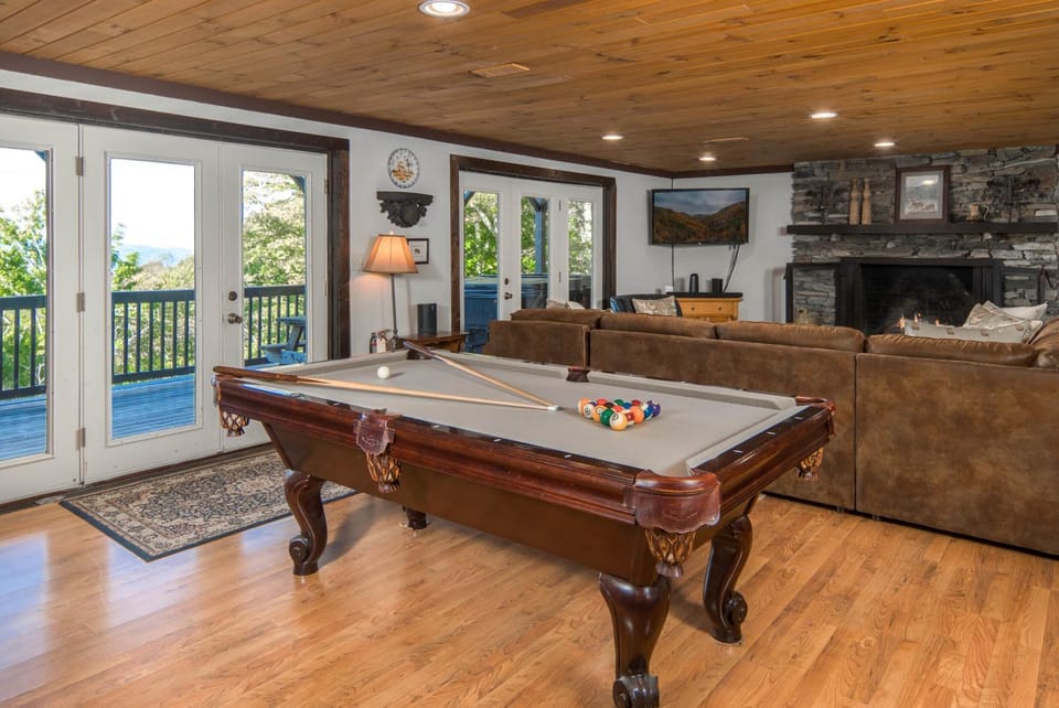 Pinnacle View Lodge House in Boone