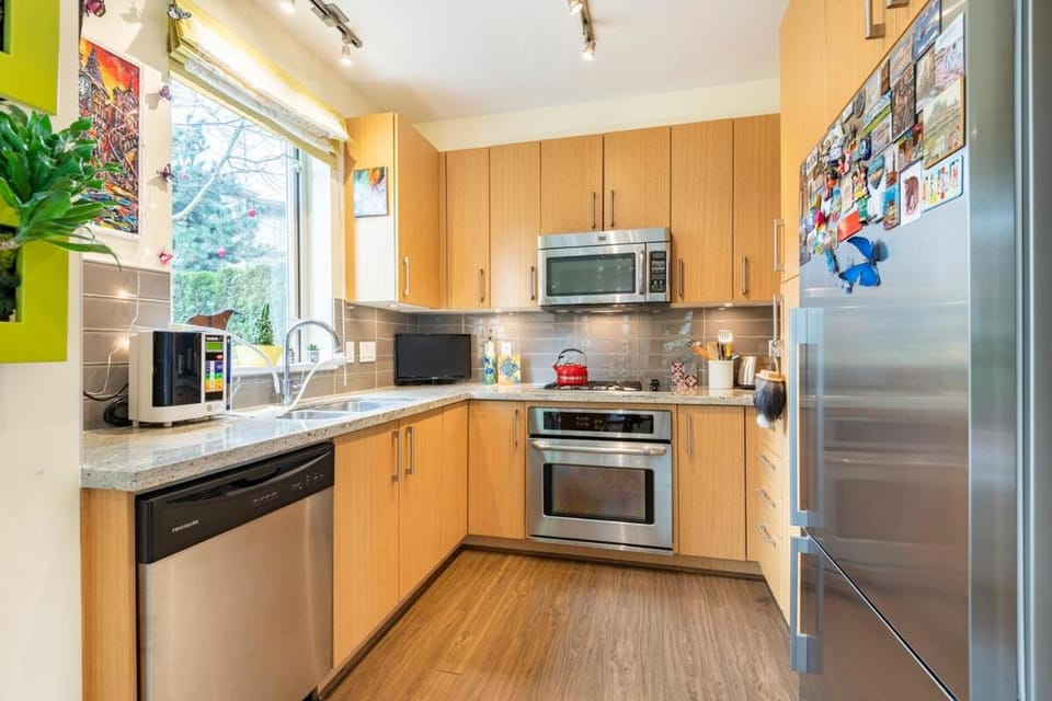 Central and quiet 2 bedroom townhouse with private patio, parking, gym Apartment in North Vancouver
