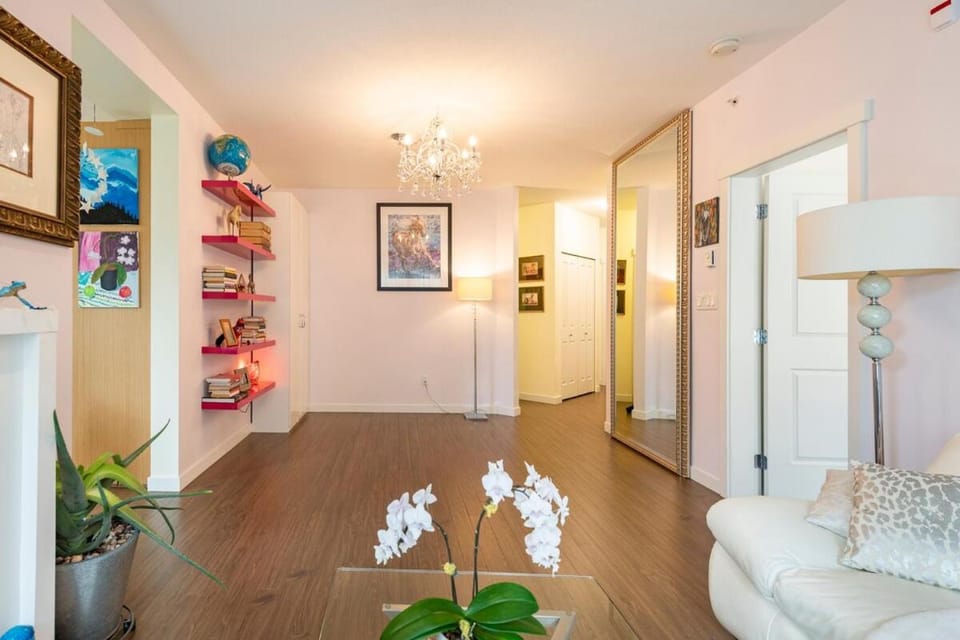 Central and quiet 2 bedroom townhouse with private patio, parking, gym Apartment in North Vancouver