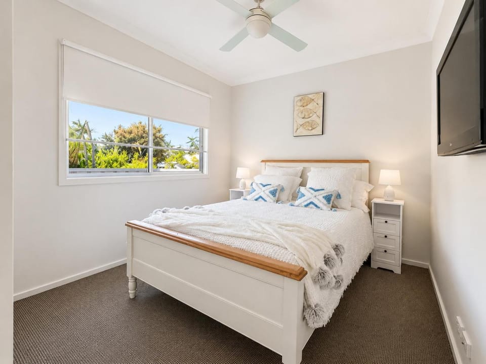 Bed, TV and multimedia, Bedroom