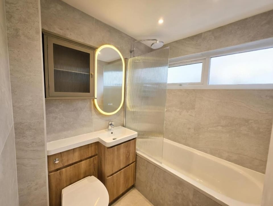 Modern 3BR Home - Kingsize Bed, Office & Garden Villa in Hemel Hempstead