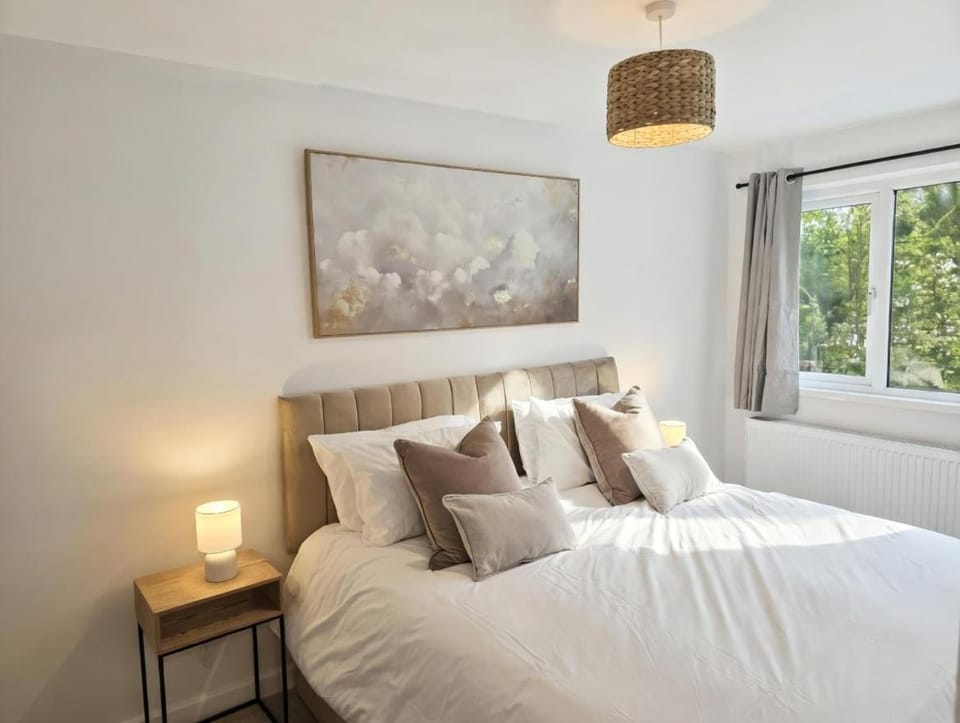 Modern 3BR Home - Kingsize Bed, Office & Garden Villa in Hemel Hempstead