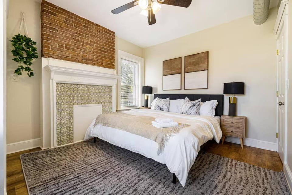 Stylish Retreat 2BR Near Frick Park, Dining Apartment in Pittsburgh