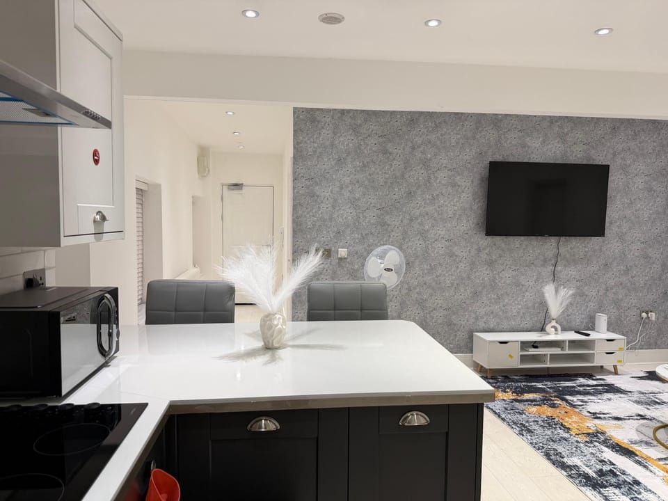 Luxury 2-BDR Penthouse - Free parking, Sleeps 6 Apartment in Wolverhampton
