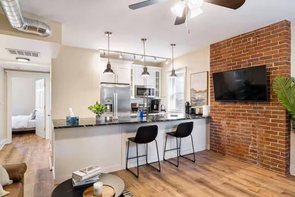Modern Apt w/ Netflix Near Downtown & UPMC Apartment in Pittsburgh