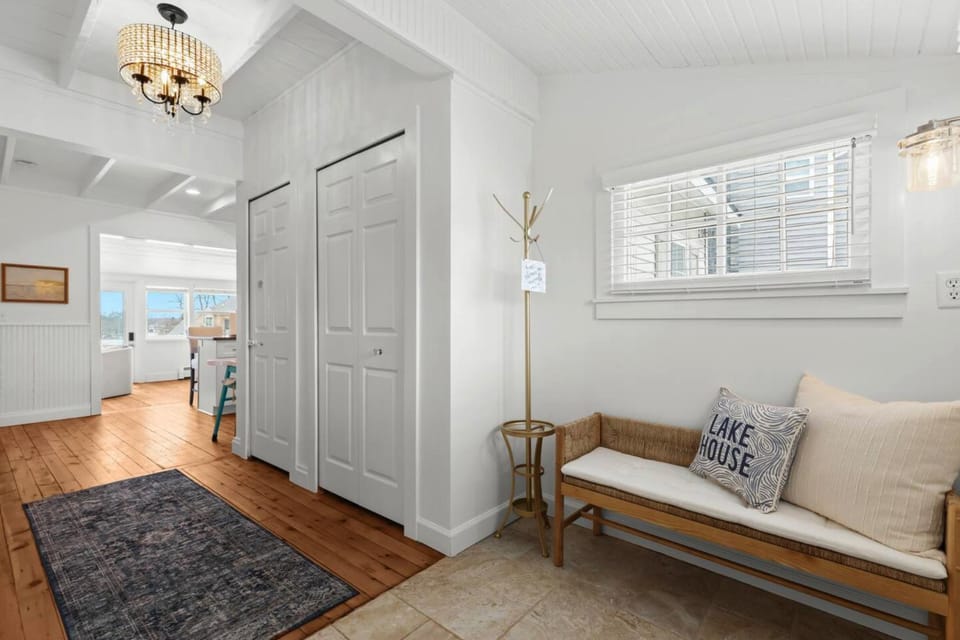 Lily of the Valley Cottage, Cozy Lake Orion Gem House in Orion Township