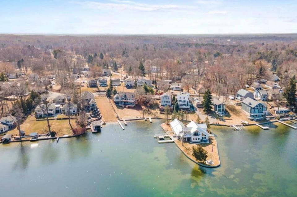 Lily of the Valley Cottage, Cozy Lake Orion Gem House in Orion Township
