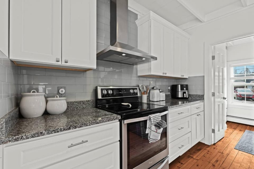 Lily of the Valley Cottage, Cozy Lake Orion Gem House in Orion Township