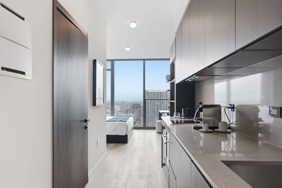 Luxury E11EVEN Residence Pool Beach Club & Gym Apartment in Miami