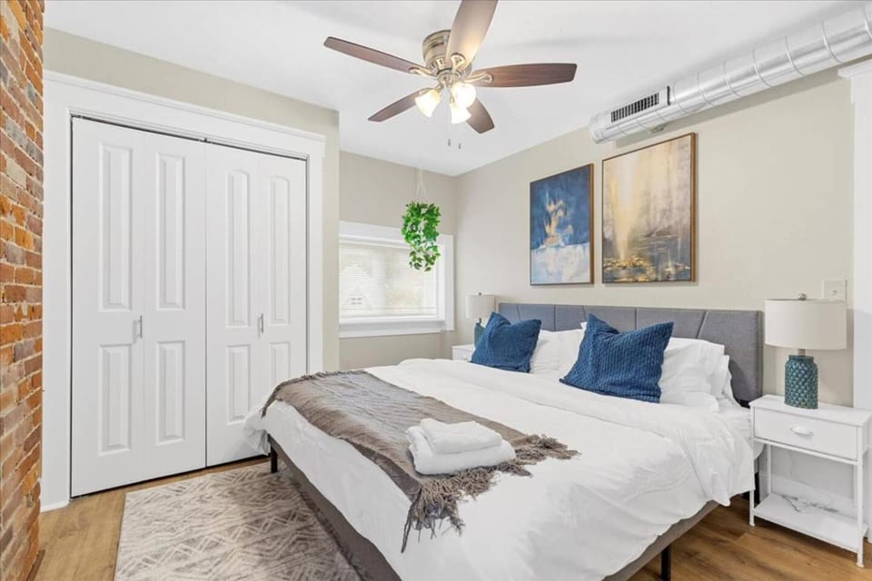 Modern 2BR Apartment Near Downtown & Shopping Apartment in Pittsburgh