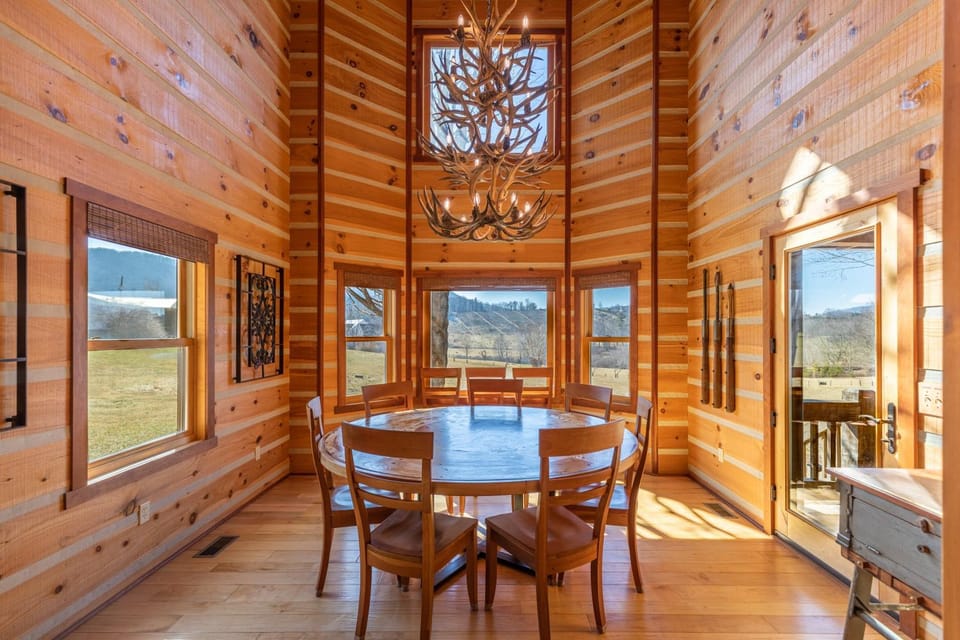 Grand Vista Lodge 7BR with Game Room House in West Jefferson