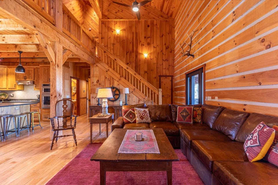 Grand Vista Lodge 7BR with Game Room House in West Jefferson